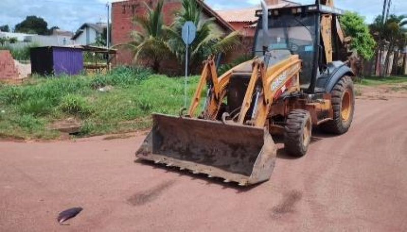Motociclista foi socorrida após ser atingida por retroescavadeira conduzida por adolescente, em Rolim de Moura Motociclista foi socorrida após ser atingida por retroescavadeira conduzida por adolescente, em Rolim de Moura
