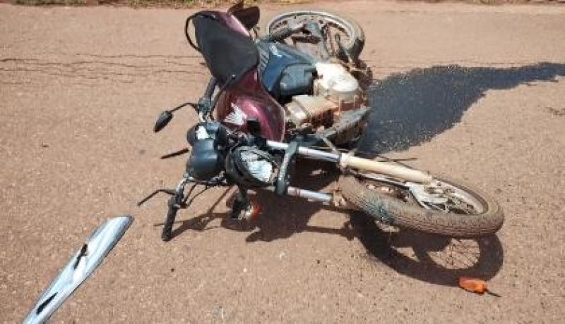 Motociclista foi socorrida após ser atingida por retroescavadeira conduzida por adolescente, em Rolim de Moura Motociclista foi socorrida após ser atingida por retroescavadeira conduzida por adolescente, em Rolim de Moura