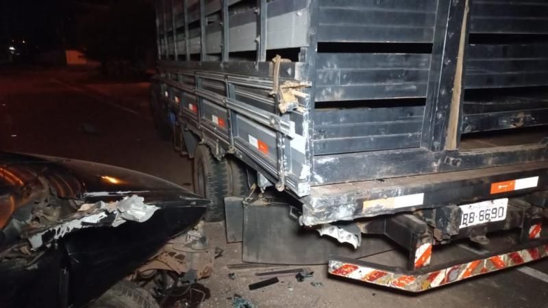Motorista foi socorrido após bater em traseira de caminhonete, em Rolim de Moura Motorista foi socorrido após bater em traseira de caminhonete, em Rolim de Moura