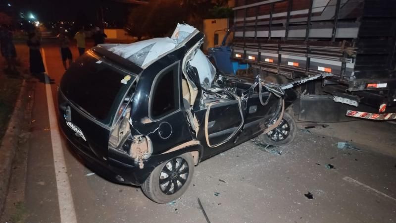 Motorista foi socorrido após bater em traseira de caminhonete, em Rolim de Moura Motorista foi socorrido após bater em traseira de caminhonete, em Rolim de Moura