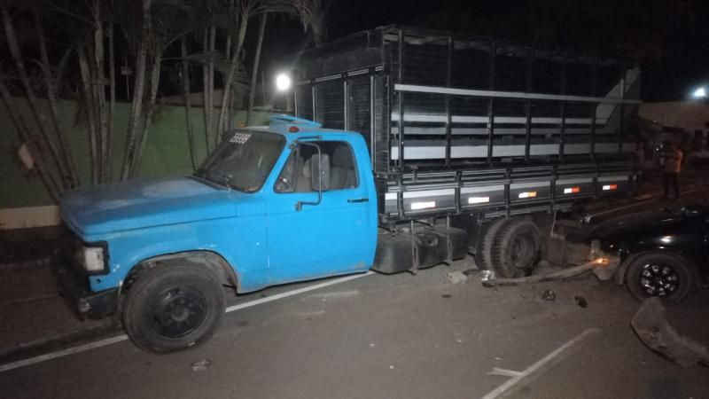 Motorista foi socorrido após bater em traseira de caminhonete, em Rolim de Moura Motorista foi socorrido após bater em traseira de caminhonete, em Rolim de Moura