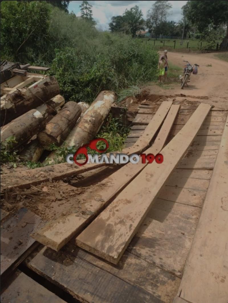 Ponte de madeira quebra, caminhão cai em rio e motorista perde a vida em Ji-Paraná Ponte de madeira quebra, caminhão cai em rio e motorista perde a vida em Ji-Paraná