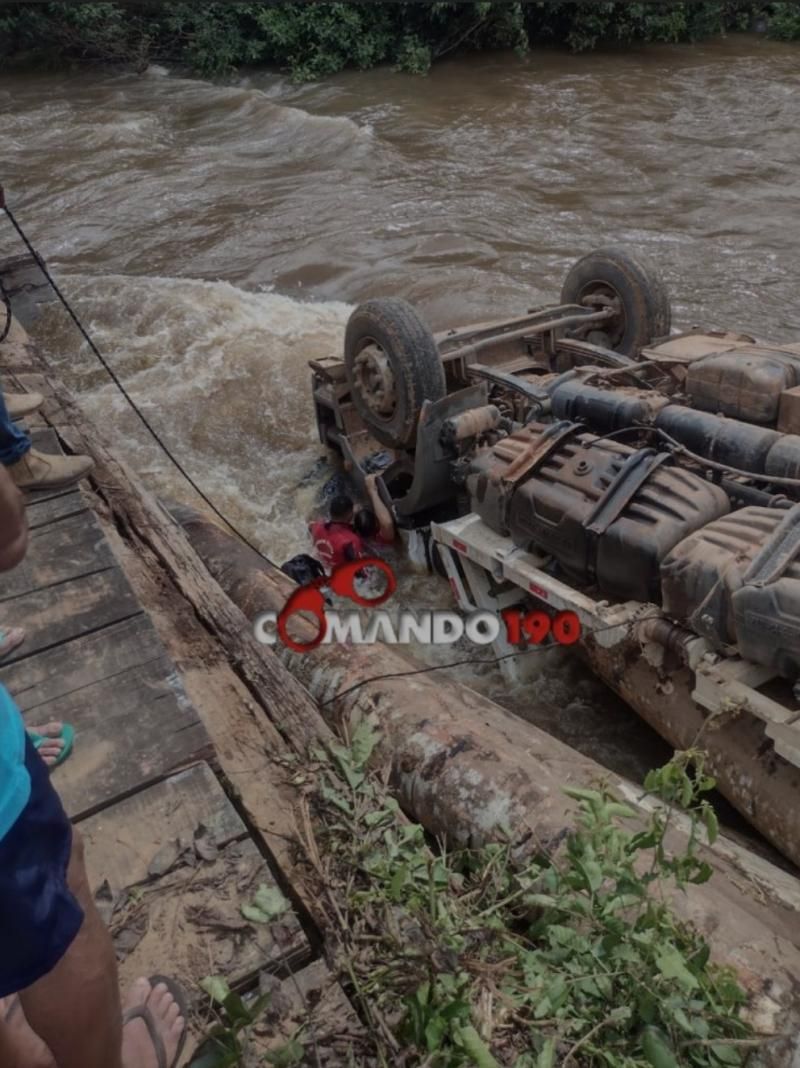 Ponte de madeira quebra, caminhão cai em rio e motorista perde a vida em Ji-Paraná Ponte de madeira quebra, caminhão cai em rio e motorista perde a vida em Ji-Paraná