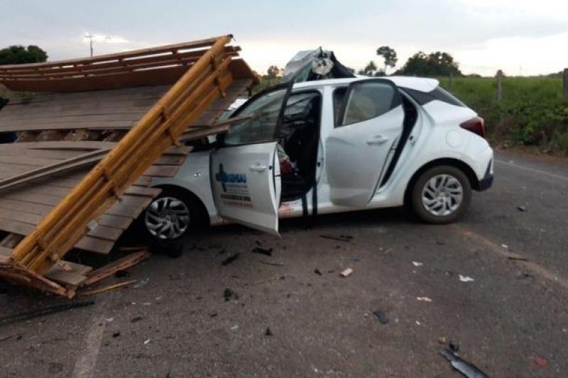GRAVE - Veículo da Saúde de São Miguel do Guaporé e motocicleta colidem em carretinha de trator na RO 010 GRAVE - Veículo da Saúde de São Miguel do Guaporé e motocicleta colidem em carretinha de trator na RO 010
