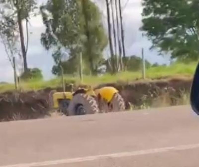 GRAVE - Veículo da Saúde de São Miguel do Guaporé e motocicleta colidem em carretinha de trator na RO 010 GRAVE - Veículo da Saúde de São Miguel do Guaporé e motocicleta colidem em carretinha de trator na RO 010