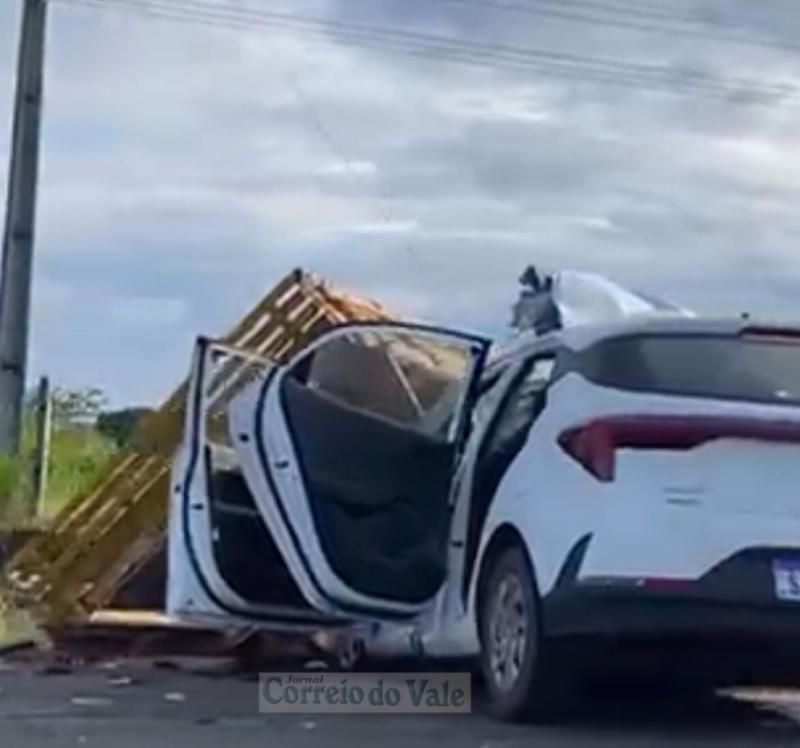GRAVE - Veículo da Saúde de São Miguel do Guaporé e motocicleta colidem em carretinha de trator na RO 010 GRAVE - Veículo da Saúde de São Miguel do Guaporé e motocicleta colidem em carretinha de trator na RO 010