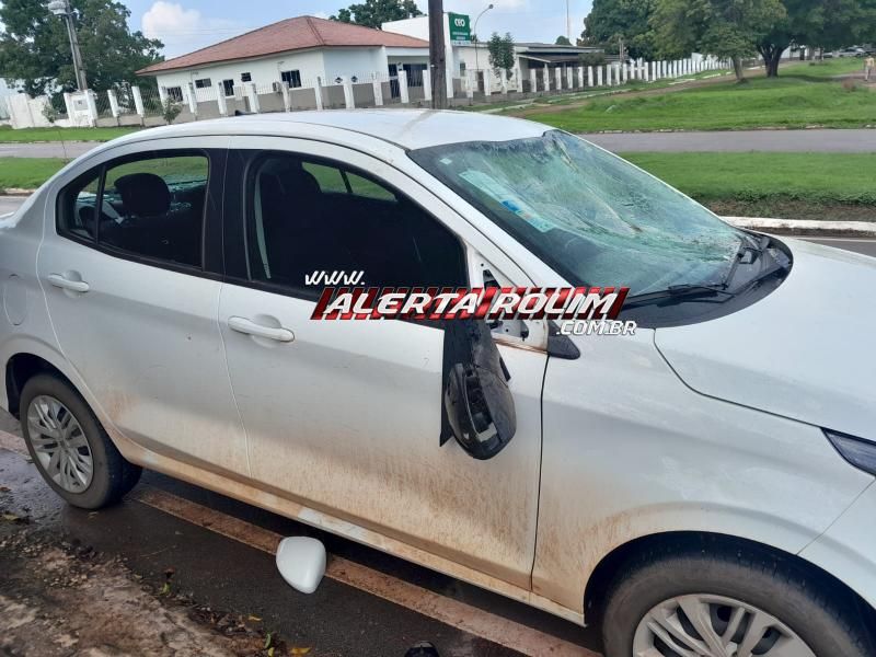 VÍDEO - Homem transtornado danificou a pauladas, o carro da vizinha em Rolim de Moura e acabou preso pela PM VÍDEO - Homem transtornado danificou a pauladas, o carro da vizinha em Rolim de Moura e acabou preso pela PM