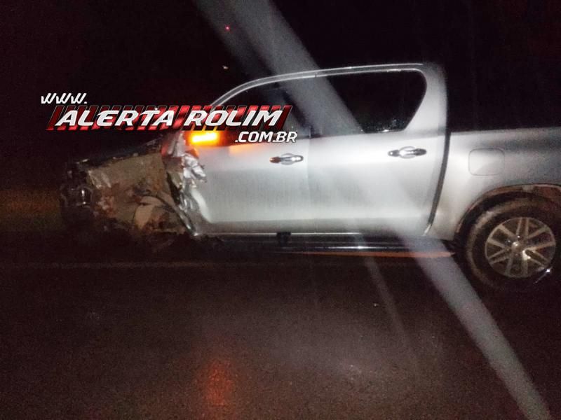 Violenta colisão frontal entre Hilux e Gol foi registrada nesta madrugada na RO 383, em Rolim de Moura; motorista sofreu fratura
