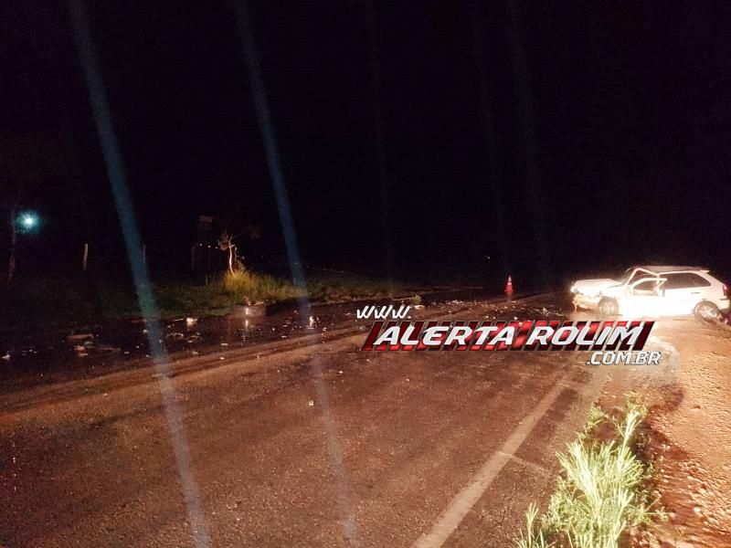 Violenta colisão frontal entre Hilux e Gol foi registrada nesta madrugada na RO 383, em Rolim de Moura; motorista sofreu fratura