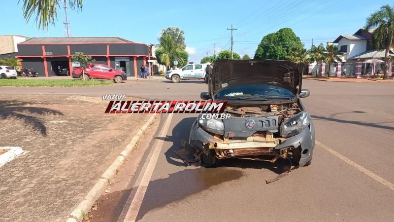 Acidente de trânsito envolvendo dois carros foi registrado nessa manhã, em Rolim de Moura Acidente de trânsito envolvendo dois carros foi registrado nessa manhã, em Rolim de Moura