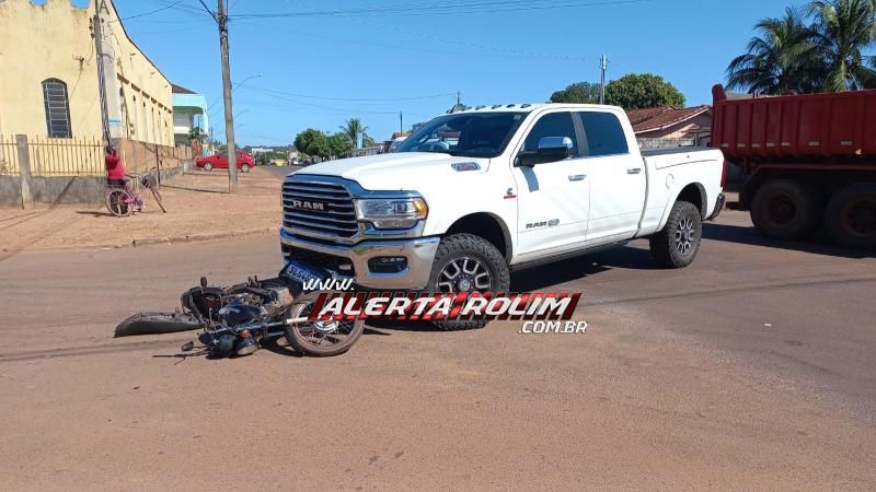 Motociclista fraturou uma das pernas ao ser atingido por caminhonete nessa manhã, em Rolim de Moura Motociclista fraturou uma das pernas ao ser atingido por caminhonete nessa manhã, em Rolim de Moura