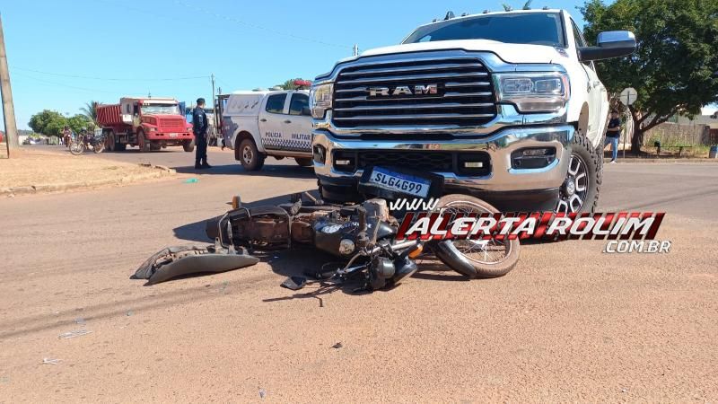 Motociclista fraturou uma das pernas ao ser atingido por caminhonete nessa manhã, em Rolim de Moura Motociclista fraturou uma das pernas ao ser atingido por caminhonete nessa manhã, em Rolim de Moura