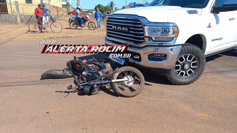 Motociclista fraturou uma das pernas ao ser atingido por caminhonete nessa manhã, em Rolim de Moura Motociclista fraturou uma das pernas ao ser atingido por caminhonete nessa manhã, em Rolim de Moura