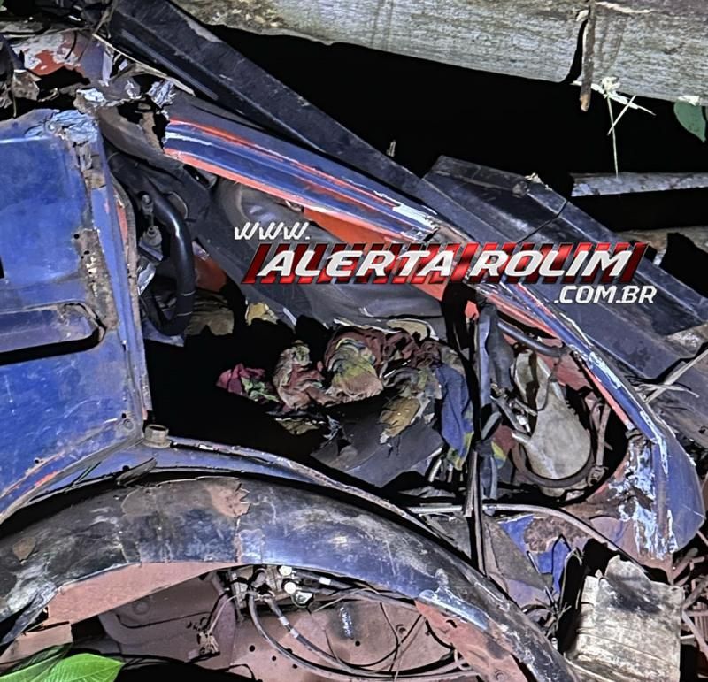 Motorista ficou preso entre às ferragens após caminhão toreiro sair da rodovia nessa madrugada, em Rolim de Moura Motorista ficou preso entre às ferragens após caminhão toreiro sair da rodovia nessa madrugada, em Rolim de Moura
