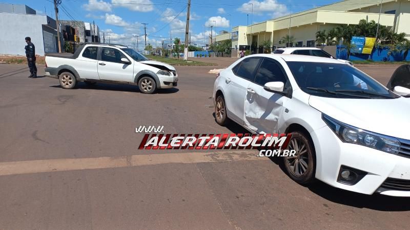 Acidente de trânsito envolvendo dois carros foi registrado nessa manhã, em Rolim de Moura Acidente de trânsito envolvendo dois carros foi registrado nessa manhã, em Rolim de Moura