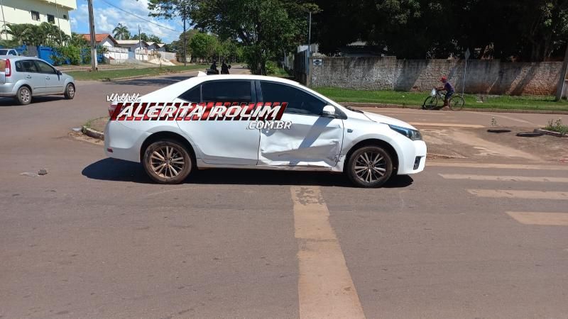 Acidente de trânsito envolvendo dois carros foi registrado nessa manhã, em Rolim de Moura Acidente de trânsito envolvendo dois carros foi registrado nessa manhã, em Rolim de Moura