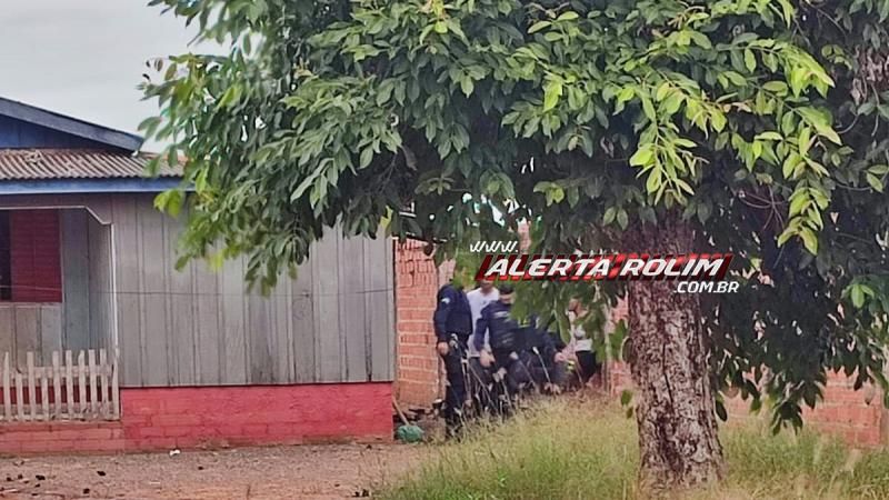 Após tentativa de fuga, ao pular muros e cercas, dois foragidos da prisão foram recapturados pela PM, em Rolim de Moura Após tentativa de fuga, ao pular muros e cercas, dois foragidos da prisão foram recapturados pela PM, em Rolim de Moura