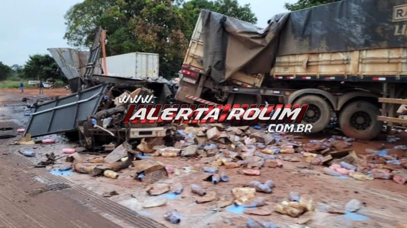 ATUALIZAÇÃO - Motoristas morreram em grave acidente envolvendo 3 carretas nessa madrugada na RO 010, em Rolim de Moura ATUALIZAÇÃO - Motoristas morreram em grave acidente envolvendo 3 carretas nessa madrugada na RO 010, em Rolim de Moura