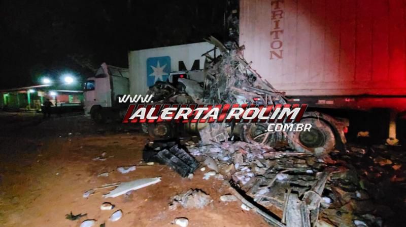 ATUALIZAÇÃO - Motoristas morreram em grave acidente envolvendo 3 carretas nessa madrugada na RO 010, em Rolim de Moura ATUALIZAÇÃO - Motoristas morreram em grave acidente envolvendo 3 carretas nessa madrugada na RO 010, em Rolim de Moura