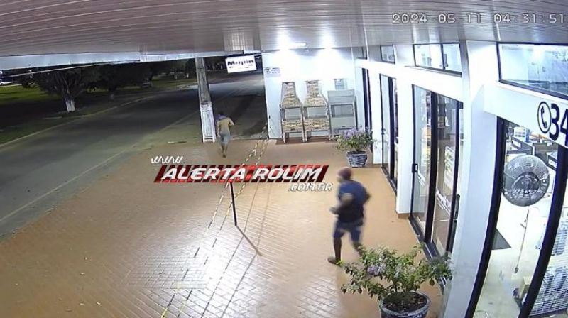 Câmeras de segurança flagraram a ação de bandidos durante a prática de furto, nesta madrugada, na empresa Mapin Materiais Para Construção, em Rolim de Moura Câmeras de segurança flagraram a ação de bandidos durante a prática de furto, nesta madrugada, na empresa Mapin Materiais Para Construção, em Rolim de Moura