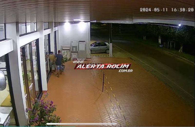 Câmeras de segurança flagraram a ação de bandidos durante a prática de furto, nesta madrugada, na empresa Mapin Materiais Para Construção, em Rolim de Moura Câmeras de segurança flagraram a ação de bandidos durante a prática de furto, nesta madrugada, na empresa Mapin Materiais Para Construção, em Rolim de Moura