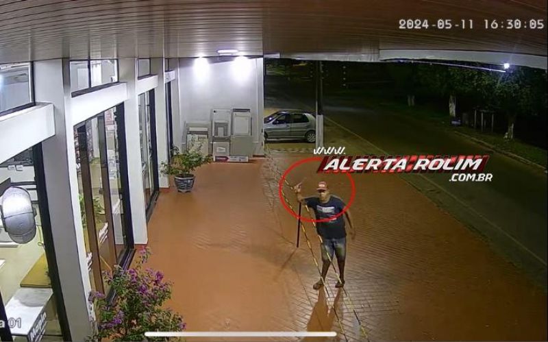 Câmeras de segurança flagraram a ação de bandidos durante a prática de furto, nesta madrugada, na empresa Mapin Materiais Para Construção, em Rolim de Moura Câmeras de segurança flagraram a ação de bandidos durante a prática de furto, nesta madrugada, na empresa Mapin Materiais Para Construção, em Rolim de Moura