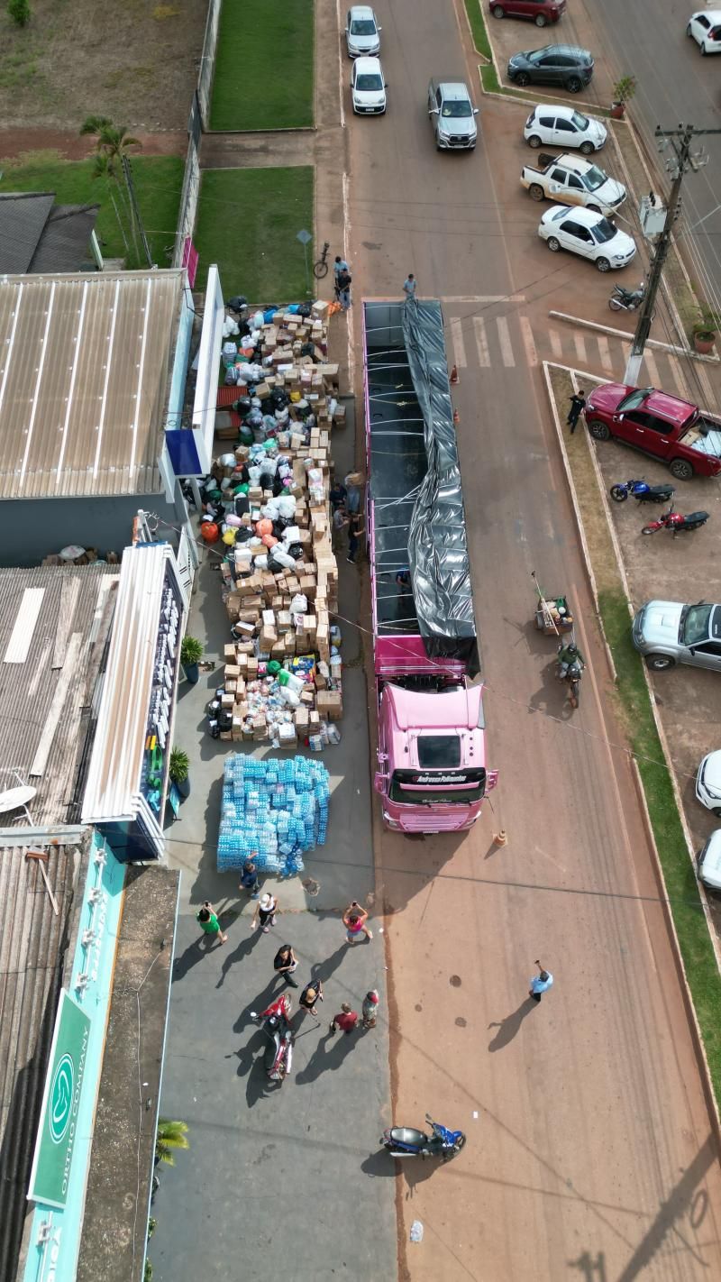 Campanha da clínica veterinária Anjos de Patas de Rolim de Moura arrecadou uma carreta e um caminhão em doações para vítimas das chuvas do Rio Grande do Sul Campanha da clínica veterinária Anjos de Patas de Rolim de Moura arrecadou uma carreta e um caminhão em doações para vítimas das chuvas do Rio Grande do Sul