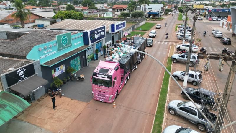 Campanha da clínica veterinária Anjos de Patas de Rolim de Moura arrecadou uma carreta e um caminhão em doações para vítimas das chuvas do Rio Grande do Sul Campanha da clínica veterinária Anjos de Patas de Rolim de Moura arrecadou uma carreta e um caminhão em doações para vítimas das chuvas do Rio Grande do Sul