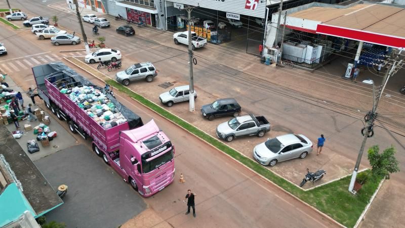 Campanha da clínica veterinária Anjos de Patas de Rolim de Moura arrecadou uma carreta e um caminhão em doações para vítimas das chuvas do Rio Grande do Sul Campanha da clínica veterinária Anjos de Patas de Rolim de Moura arrecadou uma carreta e um caminhão em doações para vítimas das chuvas do Rio Grande do Sul