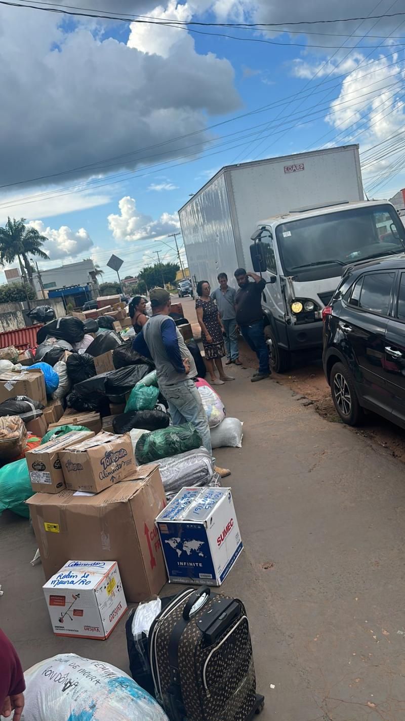 Campanha da clínica veterinária Anjos de Patas de Rolim de Moura arrecadou uma carreta e um caminhão em doações para vítimas das chuvas do Rio Grande do Sul Campanha da clínica veterinária Anjos de Patas de Rolim de Moura arrecadou uma carreta e um caminhão em doações para vítimas das chuvas do Rio Grande do Sul