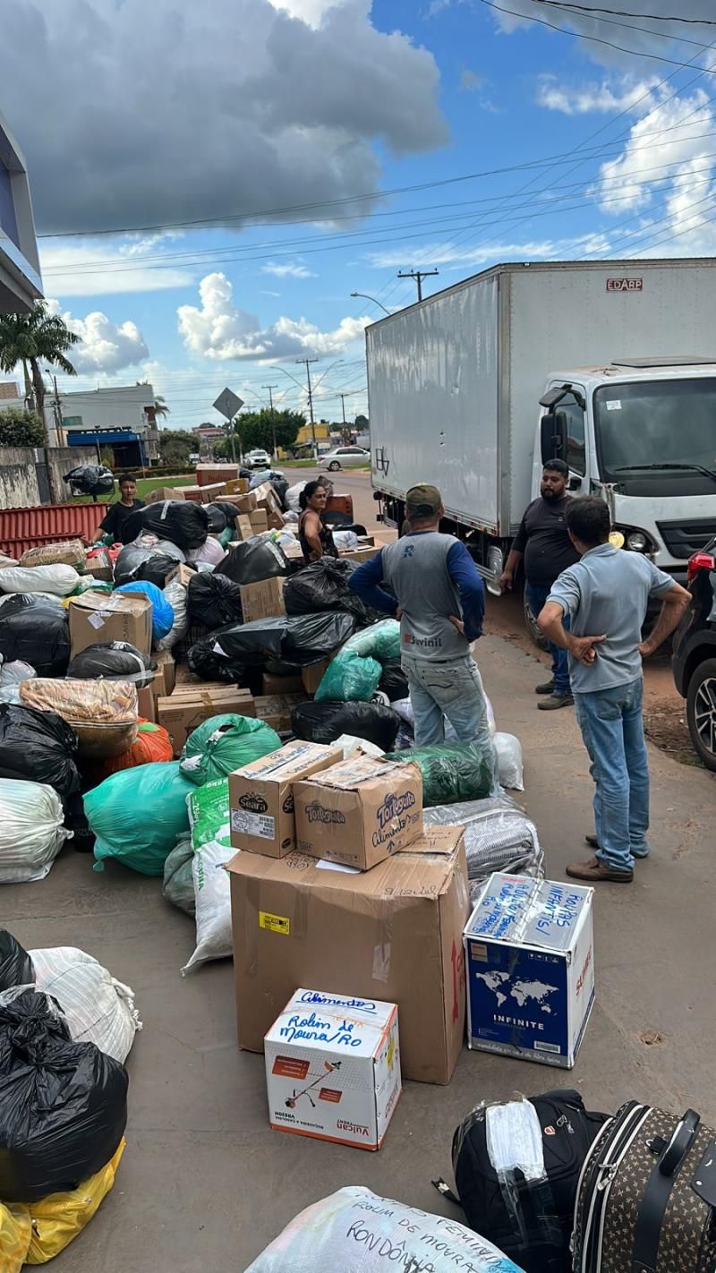 Campanha da clínica veterinária Anjos de Patas de Rolim de Moura arrecadou uma carreta e um caminhão em doações para vítimas das chuvas do Rio Grande do Sul Campanha da clínica veterinária Anjos de Patas de Rolim de Moura arrecadou uma carreta e um caminhão em doações para vítimas das chuvas do Rio Grande do Sul