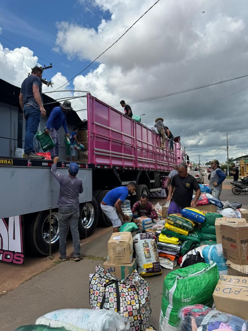 Campanha da clínica veterinária Anjos de Patas de Rolim de Moura arrecadou uma carreta e um caminhão em doações para vítimas das chuvas do Rio Grande do Sul Campanha da clínica veterinária Anjos de Patas de Rolim de Moura arrecadou uma carreta e um caminhão em doações para vítimas das chuvas do Rio Grande do Sul