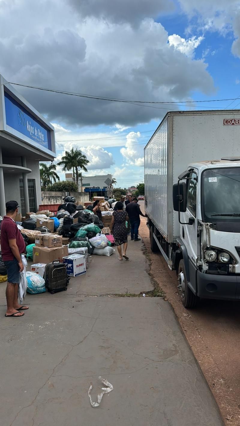 Campanha da clínica veterinária Anjos de Patas de Rolim de Moura arrecadou uma carreta e um caminhão em doações para vítimas das chuvas do Rio Grande do Sul Campanha da clínica veterinária Anjos de Patas de Rolim de Moura arrecadou uma carreta e um caminhão em doações para vítimas das chuvas do Rio Grande do Sul