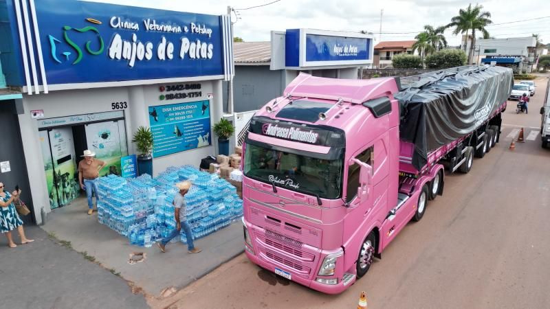 Campanha da clínica veterinária Anjos de Patas de Rolim de Moura arrecadou uma carreta e um caminhão em doações para vítimas das chuvas do Rio Grande do Sul Campanha da clínica veterinária Anjos de Patas de Rolim de Moura arrecadou uma carreta e um caminhão em doações para vítimas das chuvas do Rio Grande do Sul