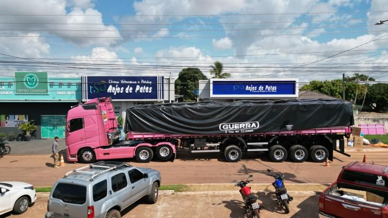 Campanha da clínica veterinária Anjos de Patas de Rolim de Moura arrecadou uma carreta e um caminhão em doações para vítimas das chuvas do Rio Grande do Sul Campanha da clínica veterinária Anjos de Patas de Rolim de Moura arrecadou uma carreta e um caminhão em doações para vítimas das chuvas do Rio Grande do Sul