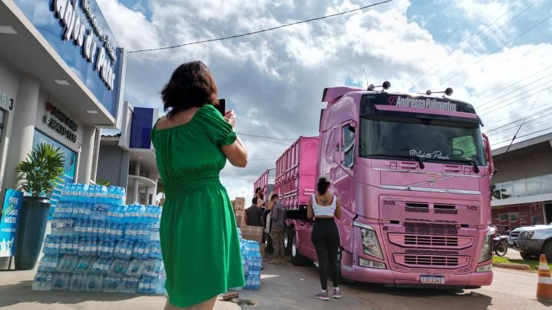 Campanha da clínica veterinária Anjos de Patas de Rolim de Moura arrecadou uma carreta e um caminhão em doações para vítimas das chuvas do Rio Grande do Sul Campanha da clínica veterinária Anjos de Patas de Rolim de Moura arrecadou uma carreta e um caminhão em doações para vítimas das chuvas do Rio Grande do Sul