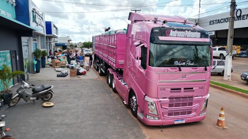 Campanha da clínica veterinária Anjos de Patas de Rolim de Moura arrecadou uma carreta e um caminhão em doações para vítimas das chuvas do Rio Grande do Sul Campanha da clínica veterinária Anjos de Patas de Rolim de Moura arrecadou uma carreta e um caminhão em doações para vítimas das chuvas do Rio Grande do Sul
