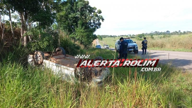 Carro capotou após passar sobre brita espalhada na RO 383, em Rolim de Moura – Vídeo Carro capotou após passar sobre brita espalhada na RO 383, em Rolim de Moura – Vídeo