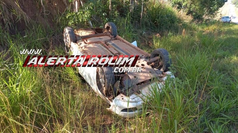 Carro capotou após passar sobre brita espalhada na RO 383, em Rolim de Moura – Vídeo Carro capotou após passar sobre brita espalhada na RO 383, em Rolim de Moura – Vídeo