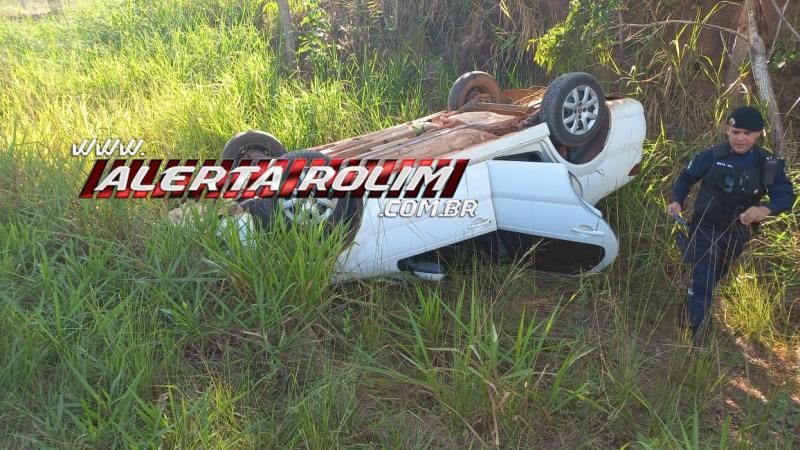 Carro capotou após passar sobre brita espalhada na RO 383, em Rolim de Moura – Vídeo Carro capotou após passar sobre brita espalhada na RO 383, em Rolim de Moura – Vídeo
