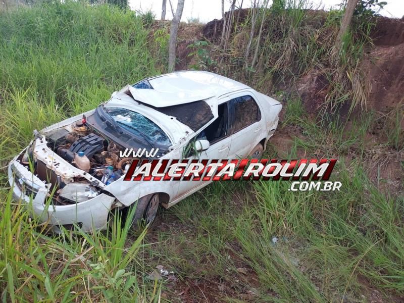 Carro capotou após passar sobre brita espalhada na RO 383, em Rolim de Moura – Vídeo Carro capotou após passar sobre brita espalhada na RO 383, em Rolim de Moura – Vídeo