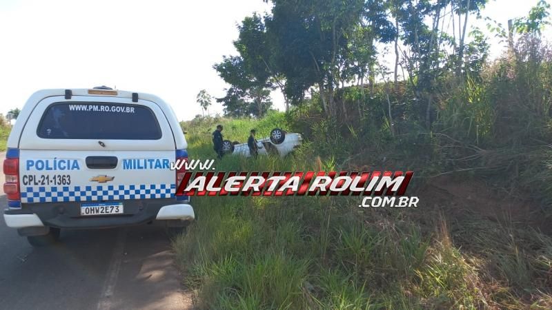Carro capotou após passar sobre brita espalhada na RO 383, em Rolim de Moura – Vídeo Carro capotou após passar sobre brita espalhada na RO 383, em Rolim de Moura – Vídeo