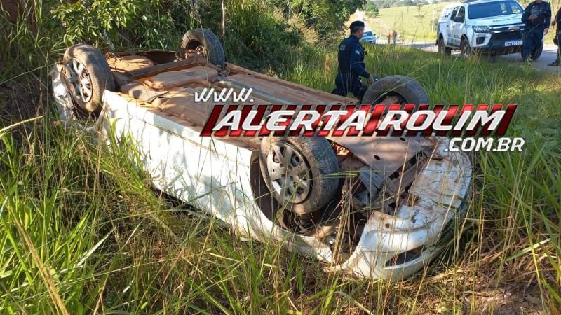 Carro capotou após passar sobre brita espalhada na RO 383, em Rolim de Moura – Vídeo Carro capotou após passar sobre brita espalhada na RO 383, em Rolim de Moura – Vídeo