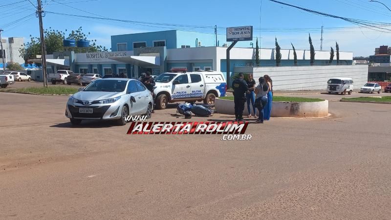 Condutor de moto foi socorrido após acidente de trânsito nessa manhã, em Rolim de Moura - Veja o vídeo da colisão Condutor de moto foi socorrido após acidente de trânsito nessa manhã, em Rolim de Moura - Veja o vídeo da colisão