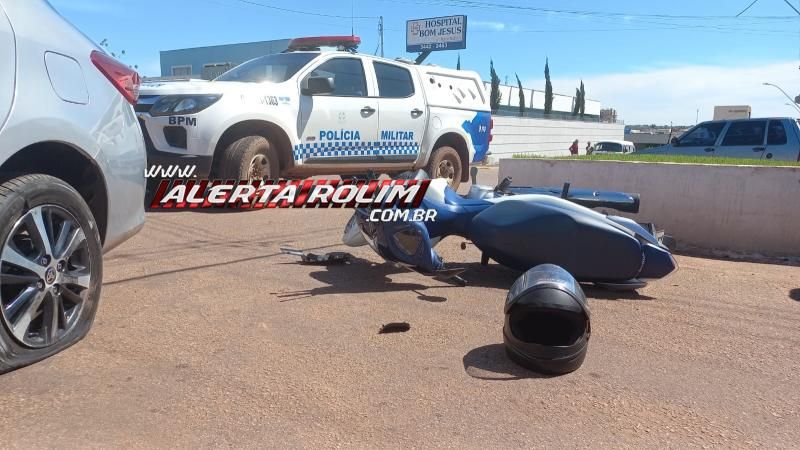 Condutor de moto foi socorrido após acidente de trânsito nessa manhã, em Rolim de Moura - Veja o vídeo da colisão Condutor de moto foi socorrido após acidente de trânsito nessa manhã, em Rolim de Moura - Veja o vídeo da colisão