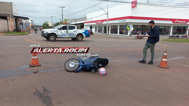 No segundo acidente do dia, condutora de moto foi socorrida após colisão com carro em uma das rotatórias de Rolim de Moura No segundo acidente do dia, condutora de moto foi socorrida após colisão com carro em uma das rotatórias de Rolim de Moura
