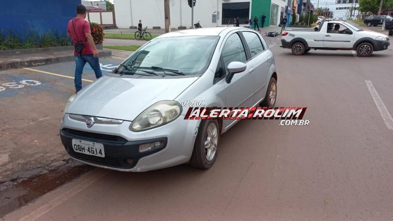 No segundo acidente do dia, condutora de moto foi socorrida após colisão com carro em uma das rotatórias de Rolim de Moura No segundo acidente do dia, condutora de moto foi socorrida após colisão com carro em uma das rotatórias de Rolim de Moura