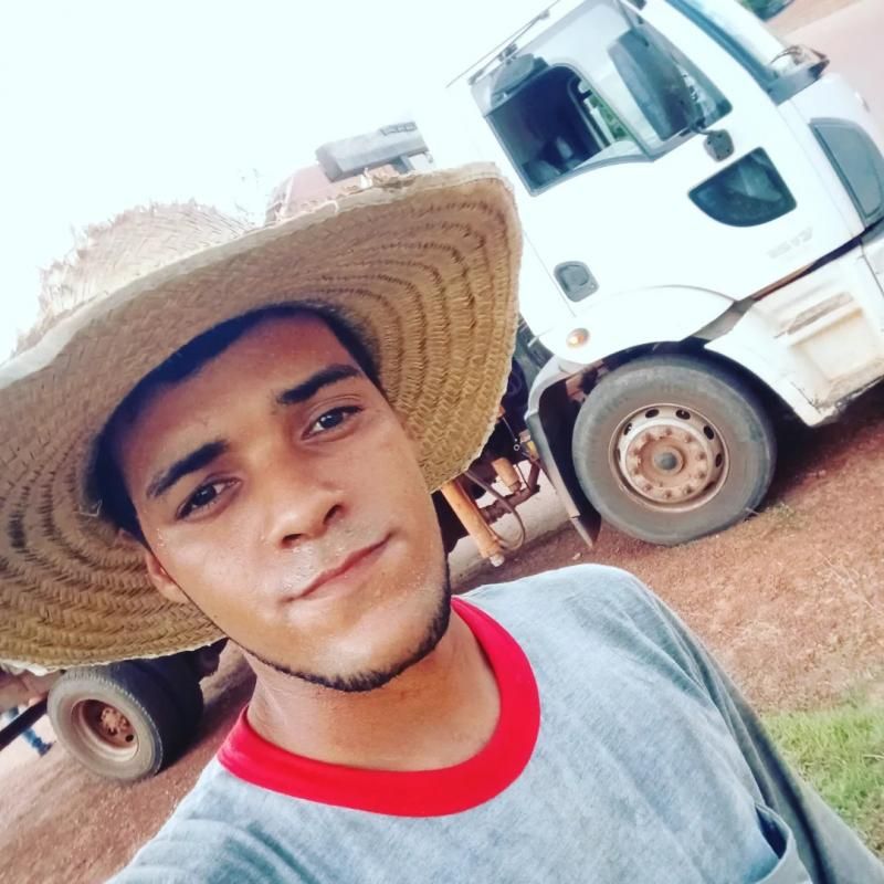 Identificado jovem morto a facadas em Rolim de Moura; um dos autores do crime foi preso pela PM logo em seguida Identificado jovem morto a facadas em Rolim de Moura; um dos autores do crime foi preso pela PM logo em seguida