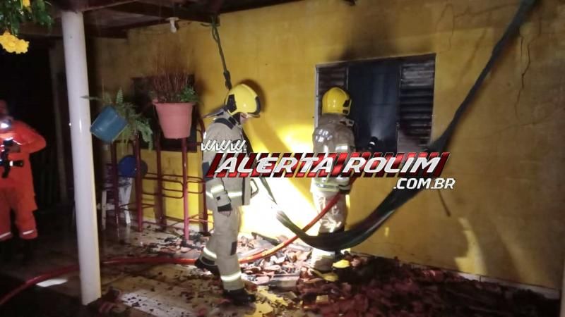 Incêndio em residência foi registrado na noite de quarta-feira, em Rolim de Moura Incêndio em residência foi registrado na noite de quarta-feira, em Rolim de Moura