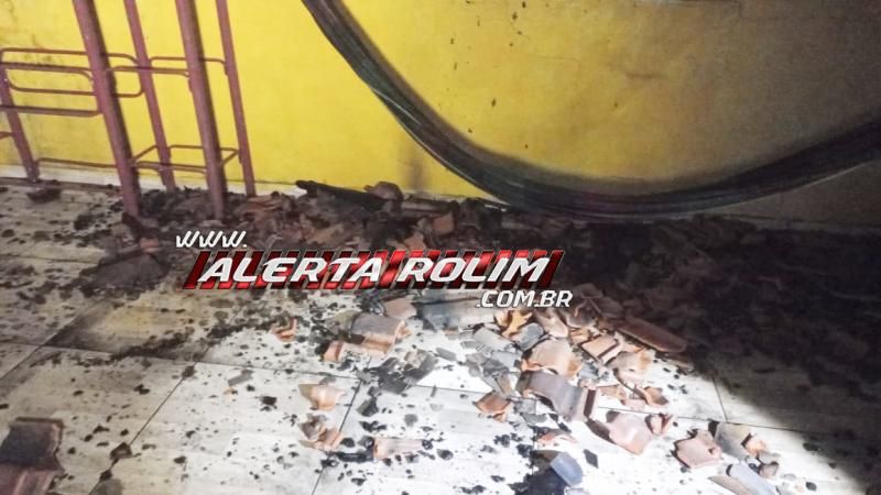 Incêndio em residência foi registrado na noite de quarta-feira, em Rolim de Moura Incêndio em residência foi registrado na noite de quarta-feira, em Rolim de Moura